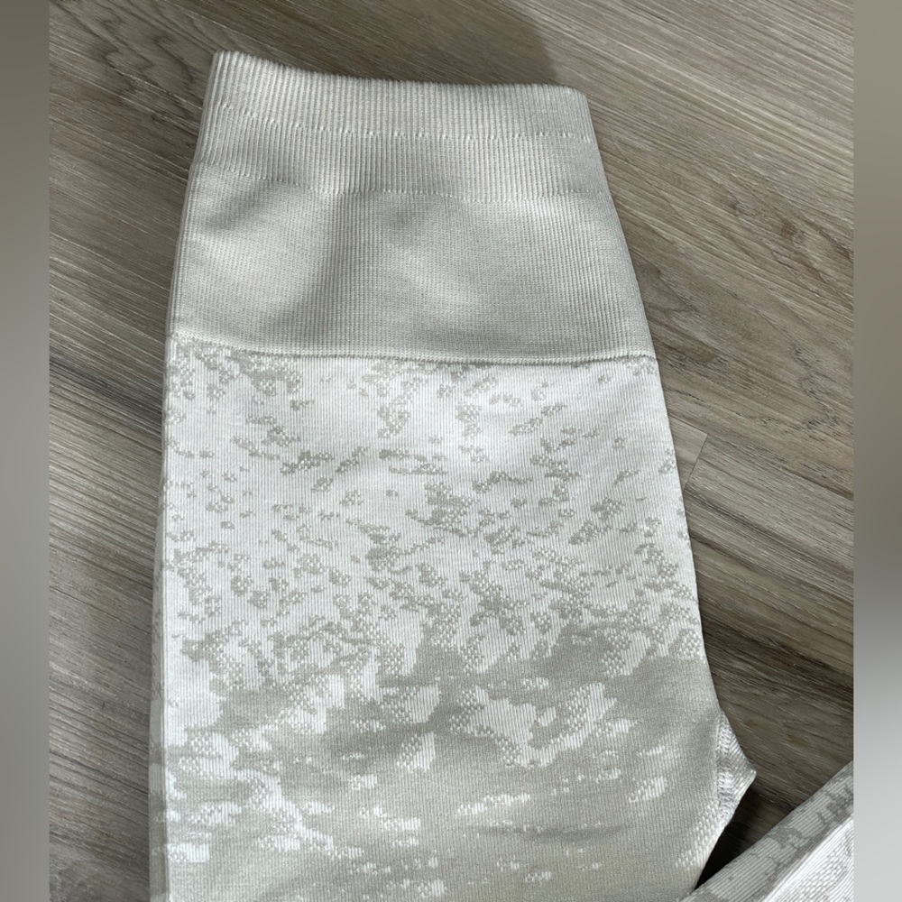 Fabletics High-Waisted Seamless Mist Legging Light Grey & White Size Small - Picture 4 of 9